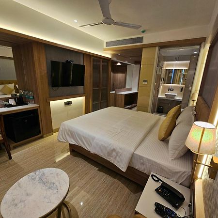 Hotel Golden Nest Thane Exterior photo